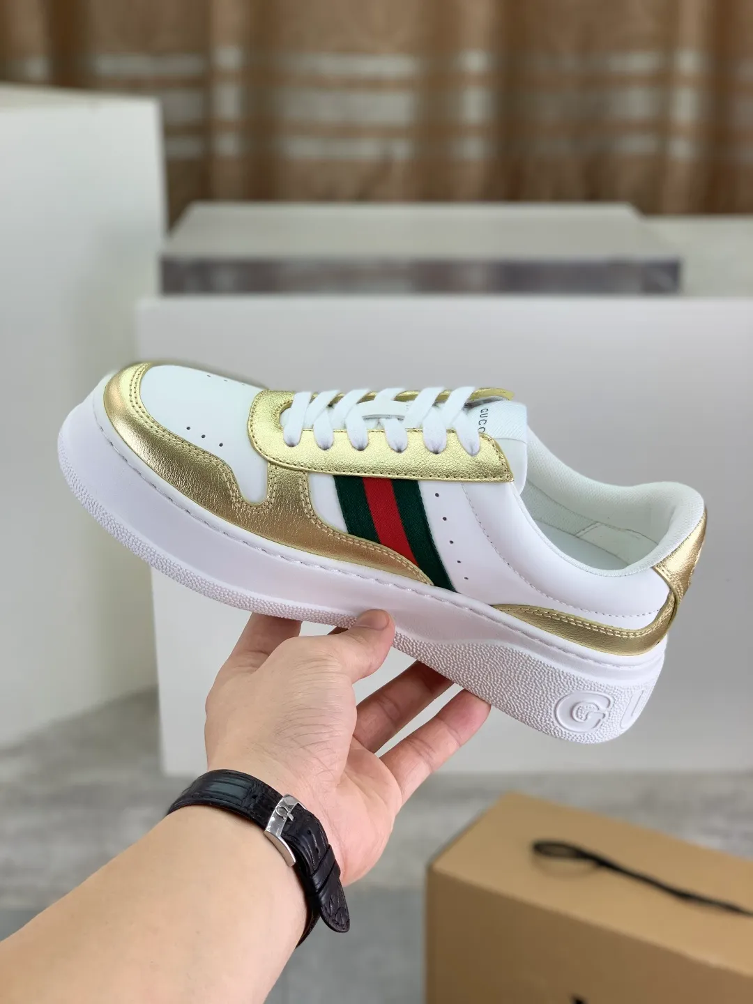 Men's shoes 💰P600 new GUCCI high version 🆕New series, 👫couple biscuit shoes, thick-soled sneakers, these are really comfortable, super light, comfortable and versatile, 👍a must-have item, this item is full of fun retro flavor. G’s new series continues to seek inspiration from daily life in other eras and incorporates the essence of current design to create refreshing designs. This sneaker is made of GG printed canvas and decorated with the classic double G monogram pattern, highlighting the profound connotation of the brand logo. GG printed embossed leather, glossy leather details, 5cm taller, instantly enhances your aura when worn! (With a complete set of packaging bags) Airplane box Size: 35-45